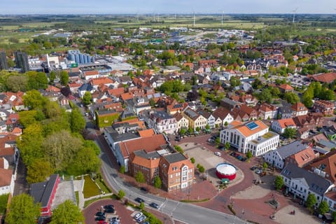 Property building, Day, Neighbourhood, Natural landscape, Bird's eye view, City view, Street view, Location