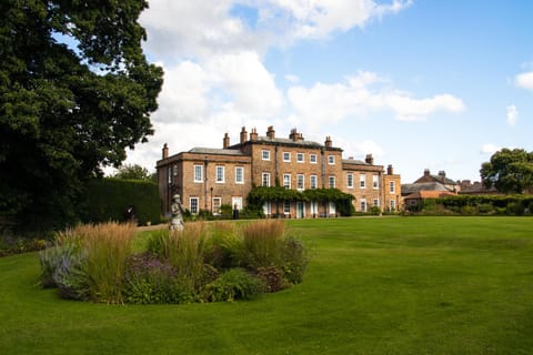 Shower, Property building, Garden, Seating area, Garden view, Landmark view, Family, Family, Quiet street view, towels