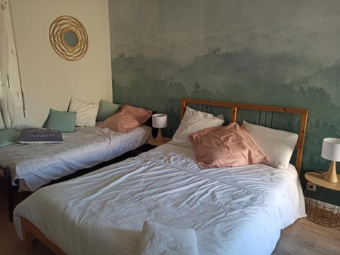 Bed, Photo of the whole room, Bedroom