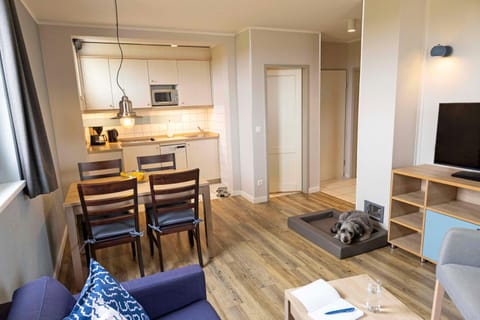 Living room, Seating area, Dining area, Pets, pet friendly, kitchen