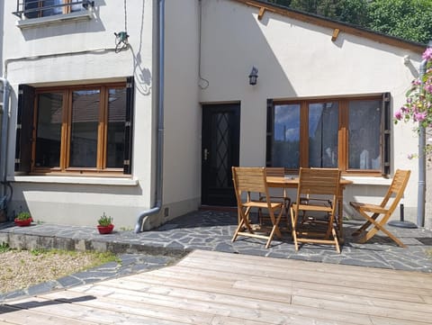 Property building, Patio, Day, Garden, Dining area