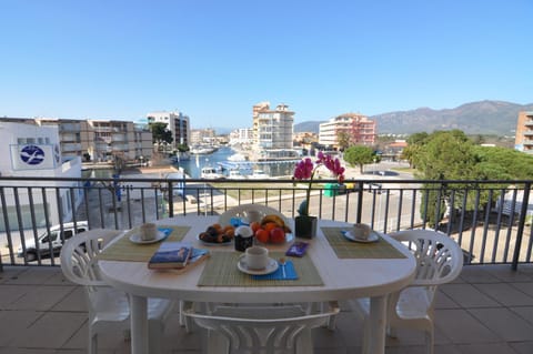 View (from property/room), Balcony/Terrace, Dining area, Mountain view