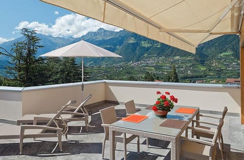 Property building, Balcony/Terrace, Living room