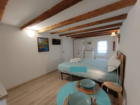 Bed, Living room, Photo of the whole room, Seating area, Dining area, Bedroom