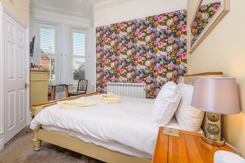 Shower, Bed, Coffee/tea facilities, Photo of the whole room, Bedroom, wardrobe