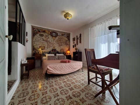 Photo of the whole room, Bedroom