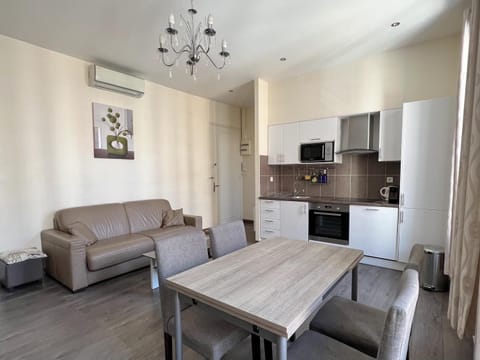 Communal lounge/ TV room, Living room, Dining area, air conditioner