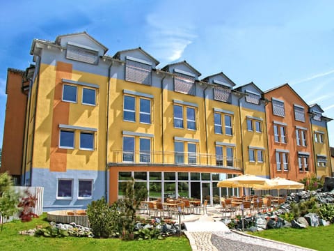 Property building, Restaurant/places to eat, Facade/entrance, Natural landscape, Garden, Balcony/Terrace