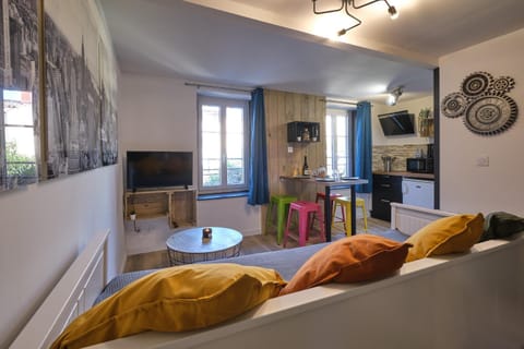 TV and multimedia, Kitchen or kitchenette, Living room, Seating area, Dining area