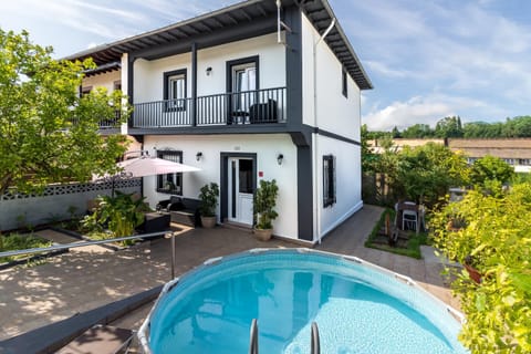 Property building, Patio, Spring, Day, Garden, Solarium, Balcony/Terrace, Pool view, Swimming pool, sunbed