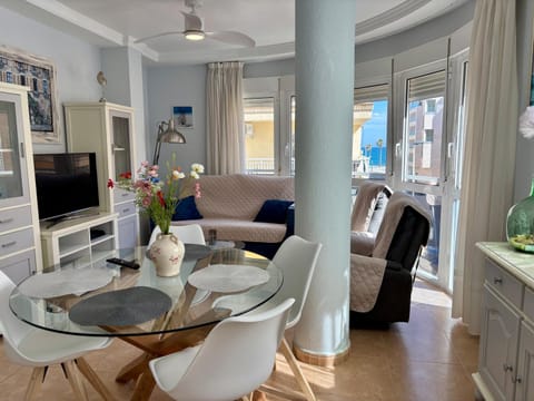 TV and multimedia, Living room, Seating area, Dining area