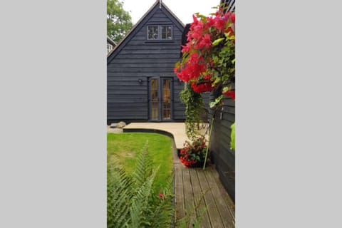 Property building, Facade/entrance, Garden, Balcony/Terrace