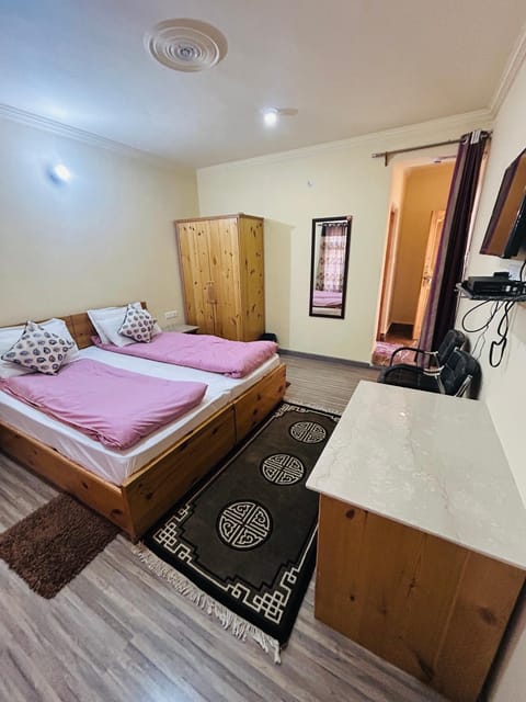 Bed, TV and multimedia, Photo of the whole room, Bedroom, wardrobe