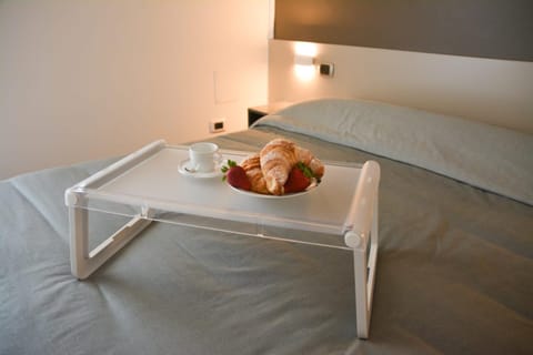 Bed, Bedroom, Breakfast, Italian breakfast, hair dresser