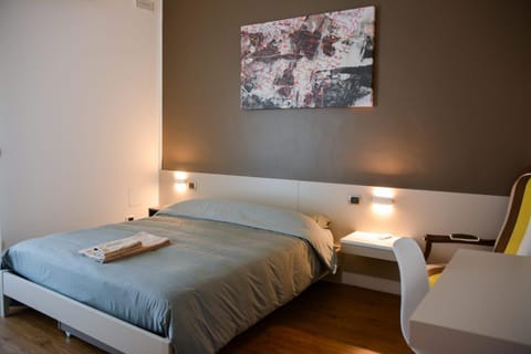 Bed, Photo of the whole room, Bedroom, hair dresser, towels