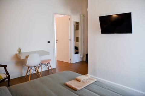 Communal lounge/ TV room, Bed, TV and multimedia, Photo of the whole room, Seating area, Bedroom, hair dresser, towels