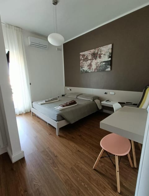 Bed, Photo of the whole room, Seating area, Bedroom, hair dresser