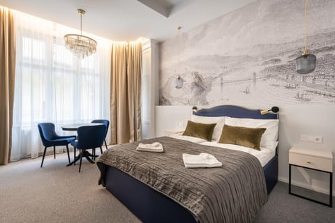 Bed, Dining area, Bedroom