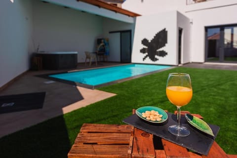 Garden, Swimming pool, Swimming pool, Drinks