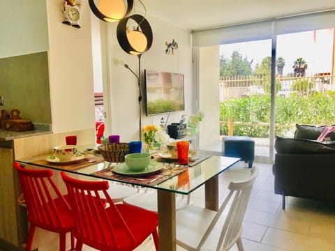 TV and multimedia, Living room, Seating area, Dining area