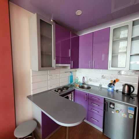 Coffee/tea facilities, Kitchen or kitchenette, stove
