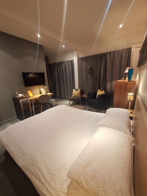 Bed, Seating area, Bedroom