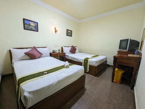 Bed, TV and multimedia, Photo of the whole room, Bedroom, hair dresser