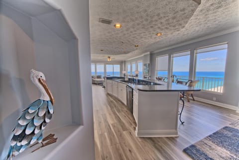 Spacious Tropical Condominium at 17th Floor with Beach and Pool Access - Unit 1707 Apartment in Upper Grand Lagoon