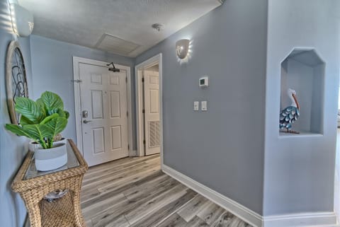 Spacious Tropical Condominium at 17th Floor with Beach and Pool Access - Unit 1707 Apartment in Upper Grand Lagoon