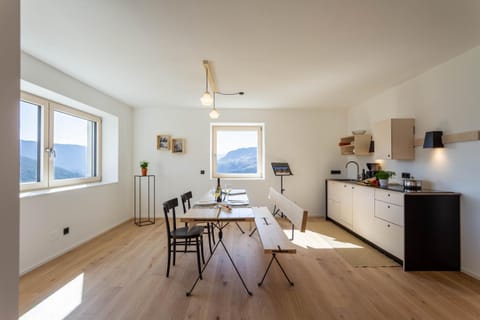 Kitchen or kitchenette, Living room, Seating area, Dining area, Communal kitchen