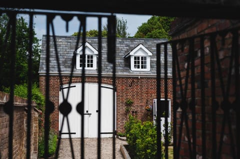 Riverside Cosey Cottage in heart of Christchurch Apartment in Christchurch