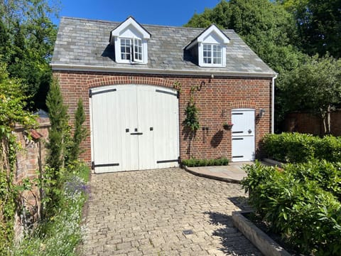 Riverside Cosey Cottage in heart of Christchurch Apartment in Christchurch
