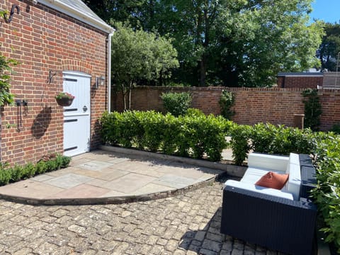 Riverside Cosey Cottage in heart of Christchurch Apartment in Christchurch