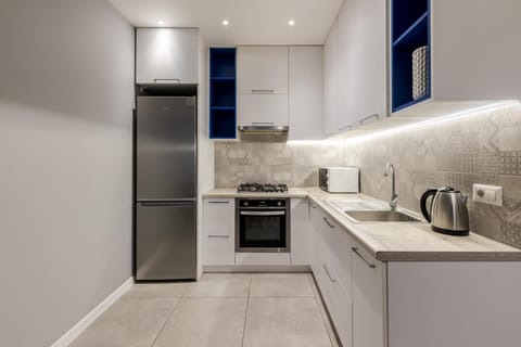 Coffee/tea facilities, Kitchen or kitchenette, stove