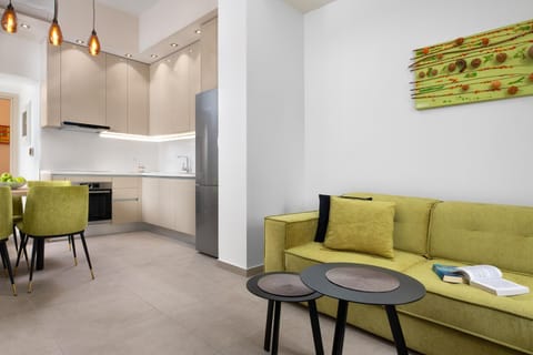 Kitchen or kitchenette, Living room, Seating area, Dining area, stove