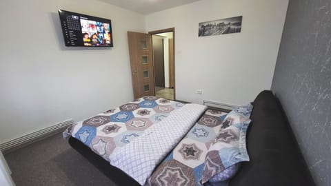 Bed, TV and multimedia, Bedroom
