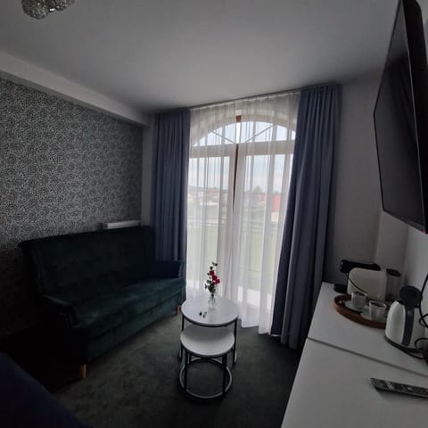 Photo of the whole room, Seating area