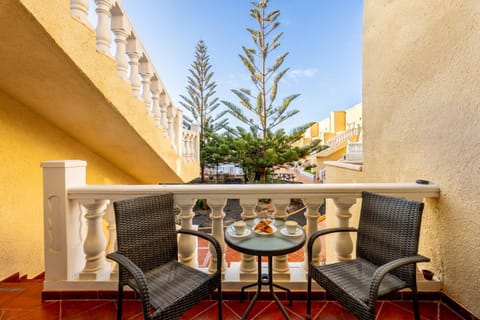 View (from property/room), Balcony/Terrace, Garden view, Swimming pool, furniture