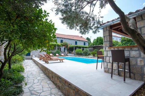 Property building, Garden, Swimming pool