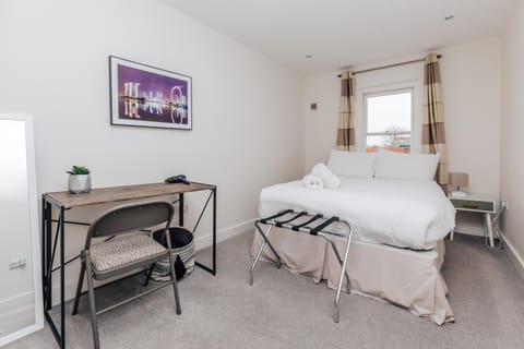 Central Modern Flat for 4-6 & dedicated parking Apartment in Henley-on-Thames