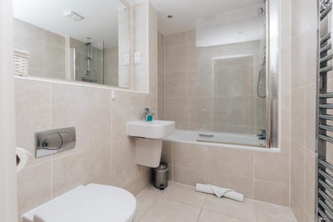 Central Modern Flat for 4-6 & dedicated parking Apartment in Henley-on-Thames