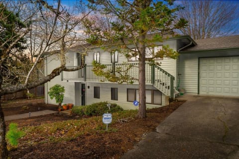 Summercrest Cottage House in Beaverton