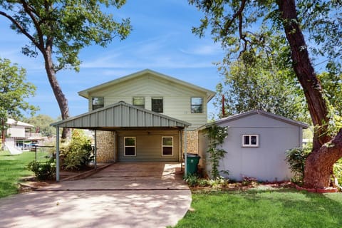 Crestwood Cove House in Kingsland