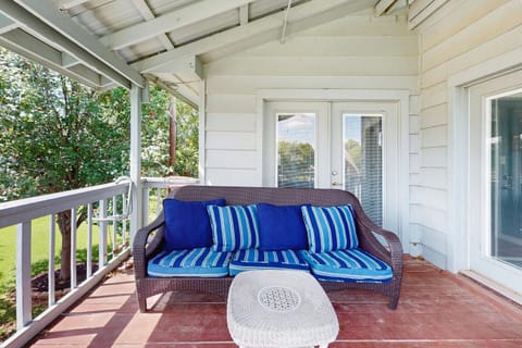 Crestwood Cove House in Kingsland