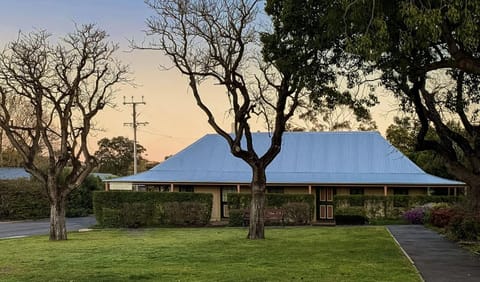 Property building, Patio, Natural landscape, BBQ facilities, Garden, Balcony/Terrace, Garden view, Parking, flat iron, internet, laundry, washing machine, dryer
