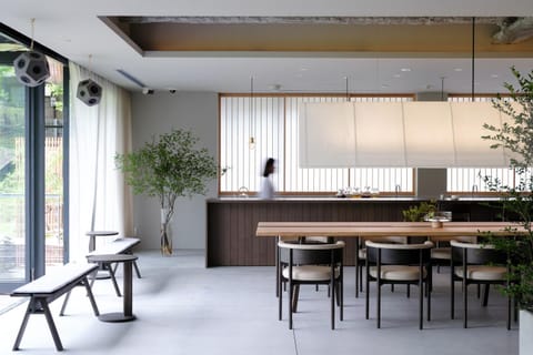 Restaurant/places to eat, Lounge or bar