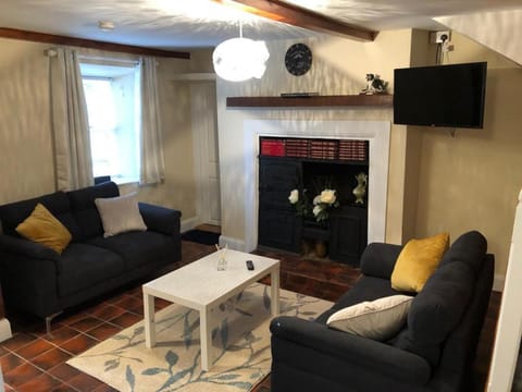 Communal lounge/ TV room, TV and multimedia, Living room, Seating area