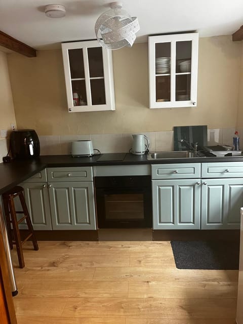 Coffee/tea facilities, Kitchen or kitchenette, oven