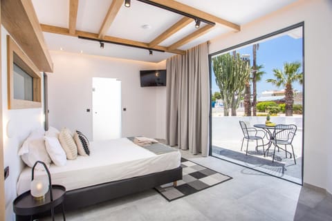 Patio, Bed, Day, TV and multimedia, View (from property/room), Balcony/Terrace, Living room, Photo of the whole room, Seating area, Evening entertainment, Bedroom