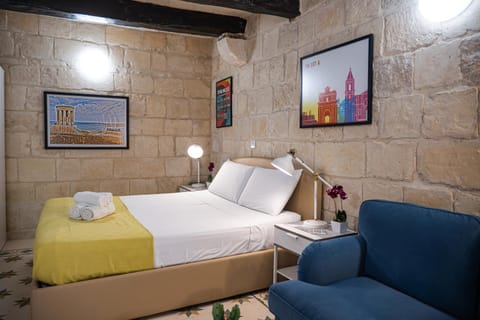 Bed, Living room, Photo of the whole room, Seating area, Bedroom, towels